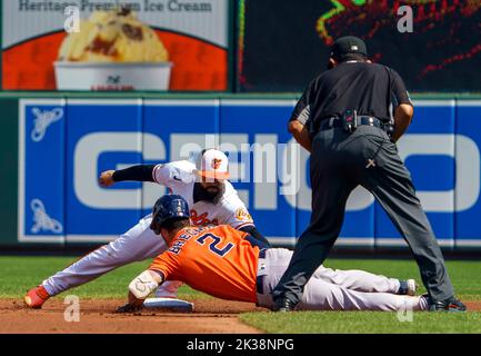 Baltimore, États-Unis. 25th septembre 2022. BALTIMORE, MD - SEPTEMBRE 25: Baltimore Orioles deuxième baseman Rougned Odor (12) a Houston Astros troisième baseman Alex Bregman (2) à la deuxième base lors d'un match MLB entre les Baltimore Orioles et les Houston Astros, sur 25 septembre 2022, à Orioles Park à Camden yards, à Baltimore, Maryland. (Photo de Tony Quinn/SipaUSA) crédit: SIPA USA/Alay Live News Banque D'Images