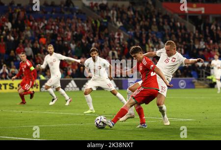 Cardiff, Royaume-Uni. 25th septembre 2022. Daniel James, du pays de Galles, fait demi-ton sur le visage du but alors que Kamil Glik, de Pologne, se termine lors du match de l'UEFA Nations League au Cardiff City Stadium, à Cardiff. Crédit photo à lire : Darren Staples/Sportimage crédit : Sportimage/Alay Live News Banque D'Images