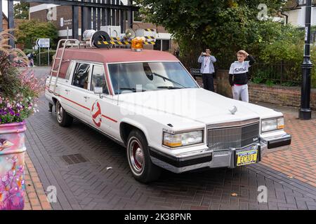 Une réplique de la voiture Ghostbusters ECTO 1 sur la rue London, samedi 24 septembre, par Love Basingstoke en soutien au Festival du film Exit 6. ROYAUME-UNI Banque D'Images