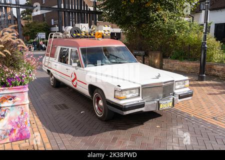 Une réplique de la voiture Ghostbusters ECTO 1 sur la rue London, samedi 24 septembre, par Love Basingstoke en soutien au Festival du film Exit 6. ROYAUME-UNI Banque D'Images