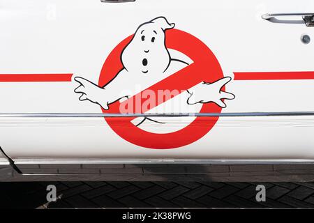 Logo / emblème Ghostbusters sur une réplique de voiture Ghostbusters ECTO 1 sur London Street, par Love Basingstoke en soutien au Festival du film Exit 6. ROYAUME-UNI Banque D'Images