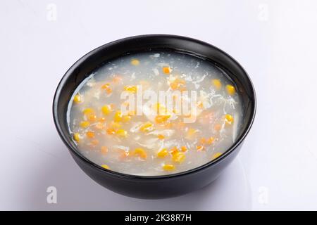 Soupe de poulet et de maïs isolée sur fond blanc. Banque D'Images