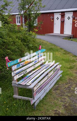 Nyvagar, Austvagoya Norvège - 17 juillet 2022: Nyvagar Rorbuhotel, îles Lofoten. Appartement rouge et blanc à la Rorbu sur la jetée. Été jour nuageux. Sélection Banque D'Images