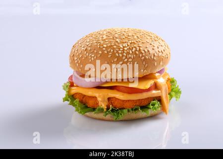 Hamburger savoureux de poulet isolé sur fond blanc. Banque D'Images