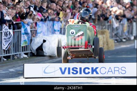 Les foules se rassemblent pour profiter du défi hilarant de la boîte à savon le long de la route escarpée qui mène de Beachy Head à Eastbourne. Tous les concurrents parrainent Charites Banque D'Images