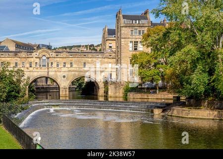 Pulteney Bridge et belette dans la ville de Bath, Somerset, Royaume-Uni. Banque D'Images