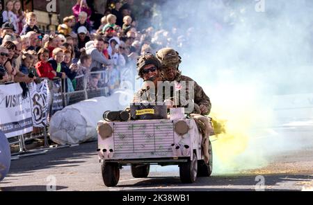 Les foules se rassemblent pour profiter du défi hilarant de la boîte à savon le long de la route escarpée qui mène de Beachy Head à Eastbourne. Tous les concurrents parrainent Charites Banque D'Images