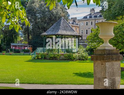 Vue sur Parade Gardens dans la ville de Bath, Somerset, Royaume-Uni. Banque D'Images