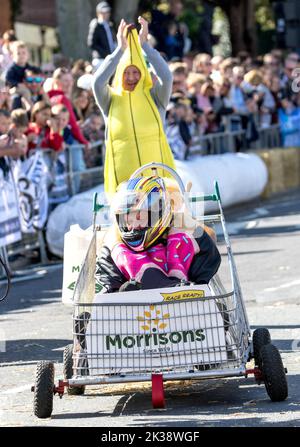 Les foules se rassemblent pour profiter du défi hilarant de la boîte à savon le long de la route escarpée qui mène de Beachy Head à Eastbourne. Tous les concurrents parrainent Charites Banque D'Images