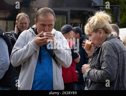 Shevchenkove, Ukraine. 21st septembre 2022. Les évacués sont vus prendre une boisson chaude après avoir fui leur maison et se sont rendus à Shevchenkove en bus. Des civils ukrainiens sont évacués alors que les forces armées ukrainiennes et russes se battent dans le nord-est du pays. L'Ukraine a rencontré la résistance des troupes russes alors qu'elle a fait une contre-offensive réussie dans le nord-est du pays, retrouvant la quasi-totalité de la région de Kharkiv. (Photo par Ashley Chan/SOPA Images/Sipa USA) crédit: SIPA USA/Alay Live News Banque D'Images