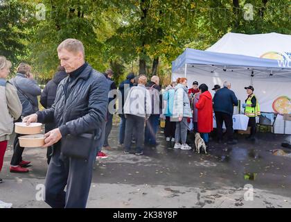 Shevchenkove, Ukraine. 21st septembre 2022. Les résidents de Kupiansk font la queue pour la nourriture livrée par des volontaires à Shevchenkove après avoir été évacués. Des civils ukrainiens sont évacués alors que les forces armées ukrainiennes et russes se battent dans le nord-est du pays. L'Ukraine a rencontré la résistance des troupes russes alors qu'elle a fait une contre-offensive réussie dans le nord-est du pays, retrouvant la quasi-totalité de la région de Kharkiv. (Photo par Ashley Chan/SOPA Images/Sipa USA) crédit: SIPA USA/Alay Live News Banque D'Images