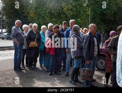 Shevchenkove, Ukraine. 21st septembre 2022. Les résidents évacués de différentes villes se trouvent devant un bâtiment du gouvernement à Shevchenkove et attendent d'être mis aux porte-clés. Des civils ukrainiens sont évacués alors que les forces armées ukrainiennes et russes se battent dans le nord-est du pays. L'Ukraine a rencontré la résistance des troupes russes alors qu'elle a fait une contre-offensive réussie dans le nord-est du pays, retrouvant la quasi-totalité de la région de Kharkiv. (Photo par Ashley Chan/SOPA Images/Sipa USA) crédit: SIPA USA/Alay Live News Banque D'Images