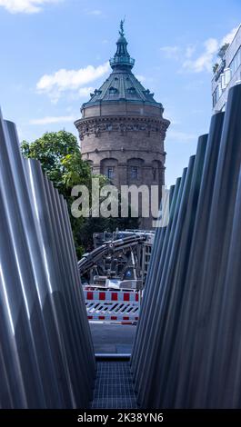 Vue à travers les tuyaux modernes en acier inoxydable, la Tour de l'eau (Wasserturm), Mannheim, Allemagne. Banque D'Images