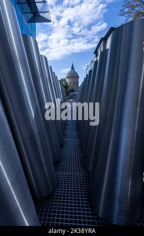 Vue à travers les tuyaux modernes en acier inoxydable, la Tour de l'eau (Wasserturm), Mannheim, Allemagne. Banque D'Images