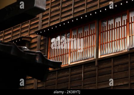 Extérieur de vieux bâtiments en bois alignés dans le district de Kanazawa Higashi Chaya Banque D'Images