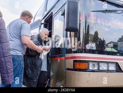 Shevchenkove, Ukraine. 21st septembre 2022. Les résidents de Kupiansk embarquer dans le bus d'évacuation pour Shevchenkove. Des civils ukrainiens sont évacués alors que les forces armées ukrainiennes et russes se battent dans le nord-est du pays. L'Ukraine a rencontré la résistance des troupes russes alors qu'elle a fait une contre-offensive réussie dans le nord-est du pays, retrouvant la quasi-totalité de la région de Kharkiv. (Image de crédit : © Ashley Chan/SOPA Images via ZUMA Press Wire) Banque D'Images