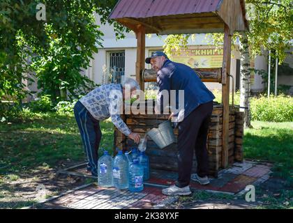 Shevchenkove, Ukraine. 21st septembre 2022. Les résidents de Shevchenkove tirent l'eau d'un puits. La ville a été coupée de l'eau depuis l'occupation. Des civils ukrainiens sont évacués alors que les forces armées ukrainiennes et russes se battent dans le nord-est du pays. L'Ukraine a rencontré la résistance des troupes russes alors qu'elle a fait une contre-offensive réussie dans le nord-est du pays, retrouvant la quasi-totalité de la région de Kharkiv. (Image de crédit : © Ashley Chan/SOPA Images via ZUMA Press Wire) Banque D'Images