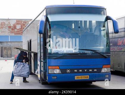 Shevchenkove, Ukraine. 21st septembre 2022. Un résident de Kupiansk charge ses bagages dans le bus d'évacuation. Ils seront envoyés à Kharkiv après avoir été mis en veto à Shevchenkove. Des civils ukrainiens sont évacués alors que les forces armées ukrainiennes et russes se battent dans le nord-est du pays. L'Ukraine a rencontré la résistance des troupes russes alors qu'elle a fait une contre-offensive réussie dans le nord-est du pays, retrouvant la quasi-totalité de la région de Kharkiv. (Image de crédit : © Ashley Chan/SOPA Images via ZUMA Press Wire) Banque D'Images