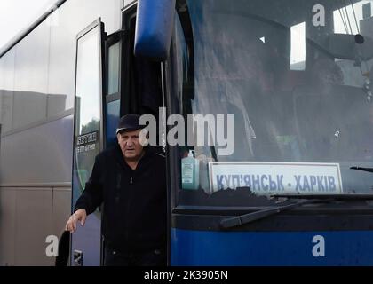 Shevchenkove, Ukraine. 21st septembre 2022. Un résident monte à bord du bus d'évacuation de Kupiansk. Ils seront envoyés à Kharkiv après avoir été mis en veto à Shevchenkove. Des civils ukrainiens sont évacués alors que les forces armées ukrainiennes et russes se battent dans le nord-est du pays. L'Ukraine a rencontré la résistance des troupes russes alors qu'elle a fait une contre-offensive réussie dans le nord-est du pays, retrouvant la quasi-totalité de la région de Kharkiv. (Image de crédit : © Ashley Chan/SOPA Images via ZUMA Press Wire) Banque D'Images
