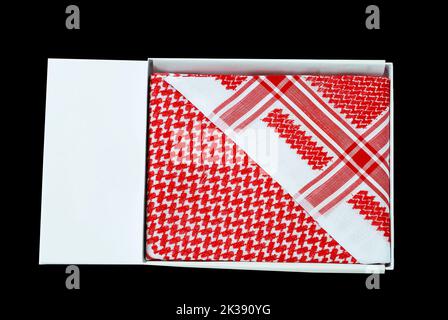 saudi men habillement accessoire foulard rouge shemagh gros plan noir espace pour texte luxe traditionnel arabe hommes dressing Banque D'Images