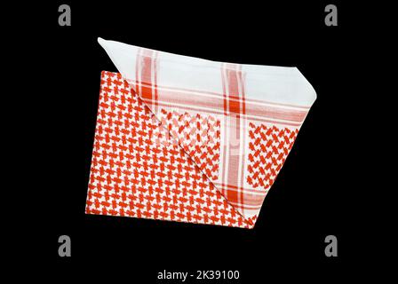 saudi men habillement accessoire foulard rouge shemagh gros plan noir espace pour texte luxe traditionnel arabe hommes dressing Banque D'Images