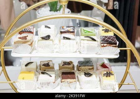 présentoir de petits gâteaux en tranches dans le magasin pour la vente Banque D'Images