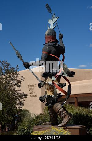 Une statue en bronze d'un danseur Apache Mountain Spirit en face du Musée des arts et de la culture indiens de Santa Fe, Nouveau-Mexique. Banque D'Images