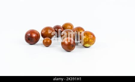 Jus de fruits. Groupe de fruits de jujube biologiques crus isolés sur fond blanc Banque D'Images