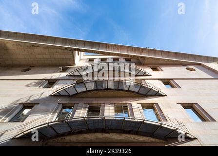 Madrid, Espagne, septembre 2022. Vue extérieure depuis le dessous de l'architecture du bâtiment du sénat dans le centre-ville Banque D'Images