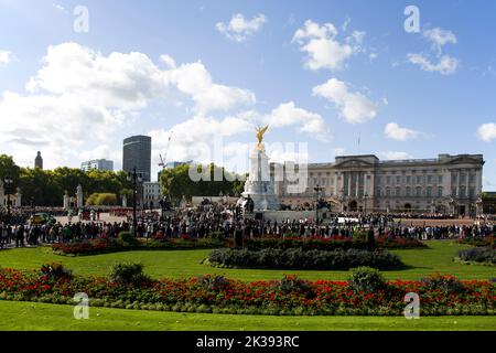 Des foules de touristes et de touristes qui regardent la bande des gardes en marchant Queen Victoria Monument et Buckingham Palace Londres Banque D'Images