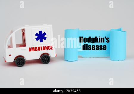 Concept médical. Sur une surface blanche, une ambulance et un panneau en papier bleu avec l'inscription - maladie de Hodgkins Banque D'Images