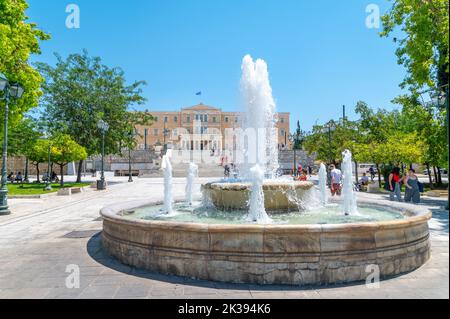 Fontaine sur la place Syntagma et le Parlement grec à Athènes un jour d'été Banque D'Images