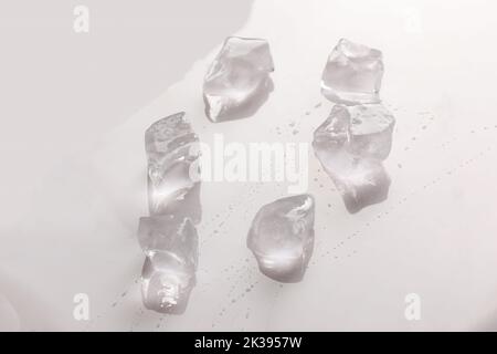 Une glace qube isolée sur fond blanc Banque D'Images