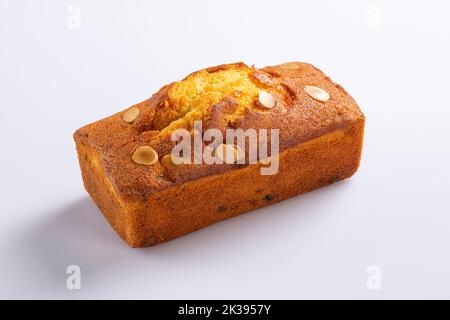 Gâteau au beurre humide coupé en tranches, isolé sur fond blanc. Tranches de gâteau en éponge à l'ananas Banque D'Images