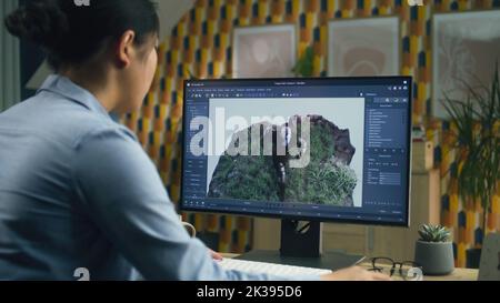 Asian femme 3D designer faire l'animation pour le personnage de jeu vidéo en utilisant un ordinateur moderne avec logiciel pour créer 3D projets de modélisation Banque D'Images