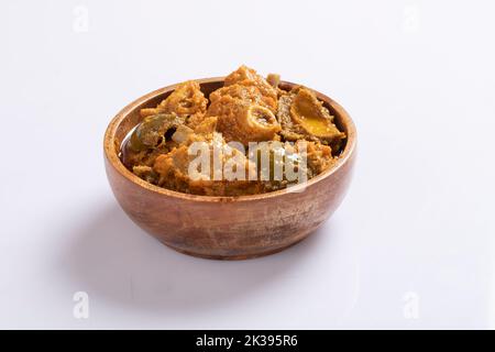 Curry de mouton d'achari isolé sur fond blanc Banque D'Images