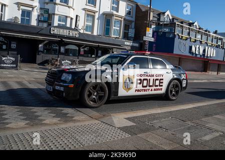 La voiture de police de Gotham City a marqué Chrysler 300 lors de la Marine Parade à Southend on Sea, Essex, Royaume-Uni. Texte Protect & serve. En passant par la salle de jeux de New York Banque D'Images