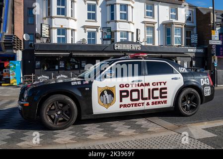 La voiture de police de Gotham City a marqué Chrysler 300 lors de la Marine Parade à Southend on Sea, Essex, Royaume-Uni. Badge et texte Protect & Serve Banque D'Images