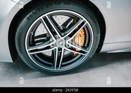 21 juillet 2022, Düsseldorf, Allemagne : la roue et le pneu d'une voiture de sport Mercedes-Benz de luxe avec un système de freinage puissant et des disques. Banque D'Images