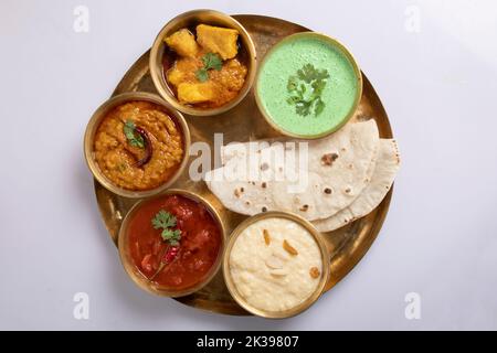 Indian Hindu Veg Thali / assiette alimentaire, foyer sélectif isolé sur fond blanc Banque D'Images