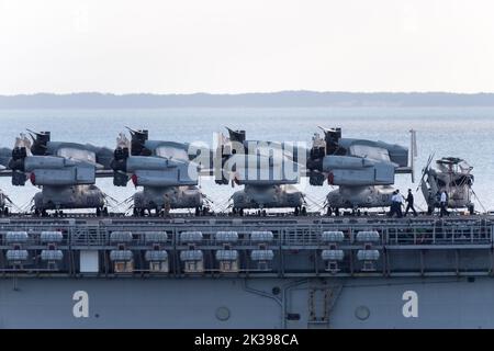 Bell Boeing V-22 OspreyV/STOL avion de transport militaire sur la US Navy un navire d'assaut amphibie de classe Wasp USS Kearsarge (LHD-3) dans le port de Gdynia, Pol Banque D'Images