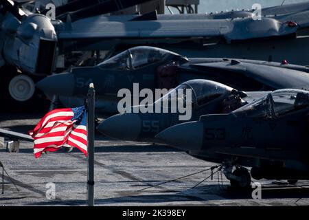 McDonnell Douglas AV-8B Harrier II V/STOL avion d'attaque au sol sur la marine américaine un navire d'assaut amphibie de classe Wasp USS Kearsarge (LHD-3) dans le port de Gdyn Banque D'Images