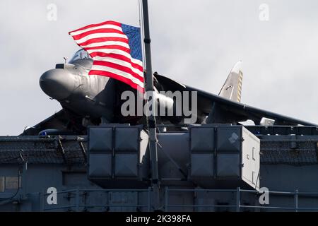 McDonnell Douglas AV-8B Harrier II V/STOL avion d'attaque au sol sur la marine américaine un navire d'assaut amphibie de classe Wasp USS Kearsarge (LHD-3) dans le port de Gdyn Banque D'Images