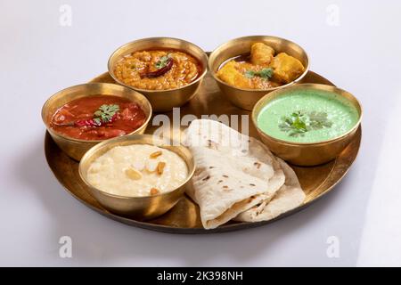 Indian Hindu Veg Thali / assiette alimentaire, foyer sélectif isolé sur fond blanc Banque D'Images