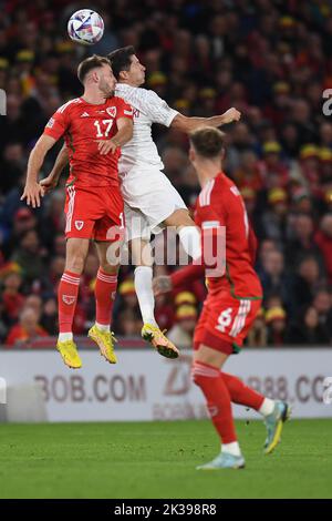 Rhys Norrington-Davies, du pays de Galles, remet en cause Robert Lewandowski, de Pologne, pour le match de football A4 de l'UEFA Nations League Group entre le pays de Galles et la Pologne au Cardiff City Stadium, Cardiff, Royaume-Uni, 25th septembre 2022 (photo de Mike Jones/News Images) Banque D'Images