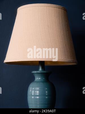 Lampe bleu clair avec abat-jour Havane sur fond bleu arche Banque D'Images