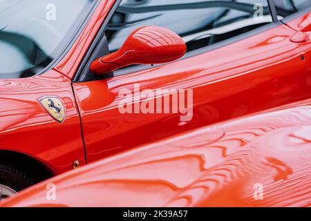 21 juillet 2022, Düsseldorf, Allemagne : logo et badge de la célèbre et légendaire Ferrari sur une voiture de sport de luxe et une supercar Banque D'Images