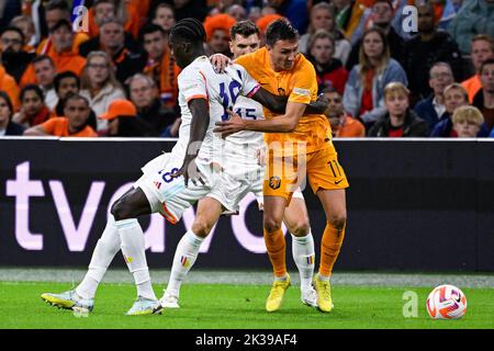 Amadou Onana en Belgique et Steven Berghuis aux pays-Bas se battent pour le ballon lors d'un match de football entre les pays-Bas et l'équipe nationale belge les Red Devils, dimanche 25 septembre 2022 à Amsterdam, aux pays-Bas, le sixième et dernier match de la Ligue des Nations A en groupe. BELGA PHOTO LAURIE DIEFFEMBACQ Banque D'Images