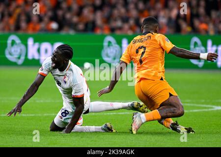 Amadou Onana en Belgique et Steven Bergwijn aux pays-Bas se battent pour le ballon lors d'un match de football entre les pays-Bas et l'équipe nationale belge les Red Devils, dimanche 25 septembre 2022 à Amsterdam, aux pays-Bas, le sixième et dernier match de la Ligue des Nations A en groupe. BELGA PHOTO LAURIE DIEFFEMBACQ Banque D'Images