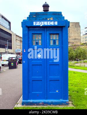 Boîte de police bleue Tardis au parc de trowland Glasgow, Écosse, Royaume-Uni Banque D'Images